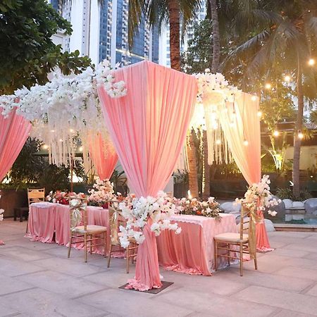 雅加达卡萨布兰卡温德姆酒店 外观 照片 Wedding reception at the poolside of the hotel