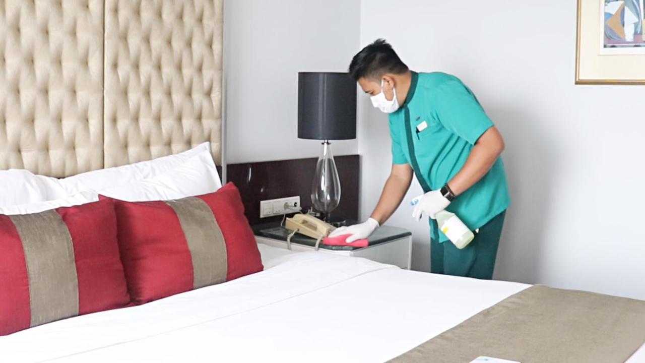 雅加达卡萨布兰卡温德姆酒店 外观 照片 A housekeeper cleaning a hotel room