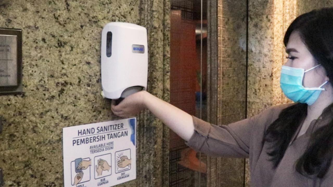 雅加达卡萨布兰卡温德姆酒店 外观 照片 A hand sanitizer dispenser