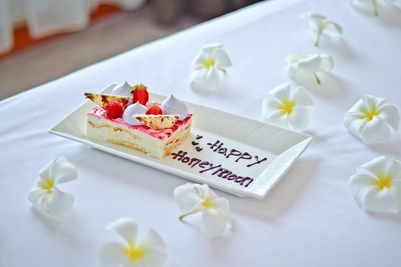 雅加达卡萨布兰卡温德姆酒店 外观 照片 A cake for a honeymoon