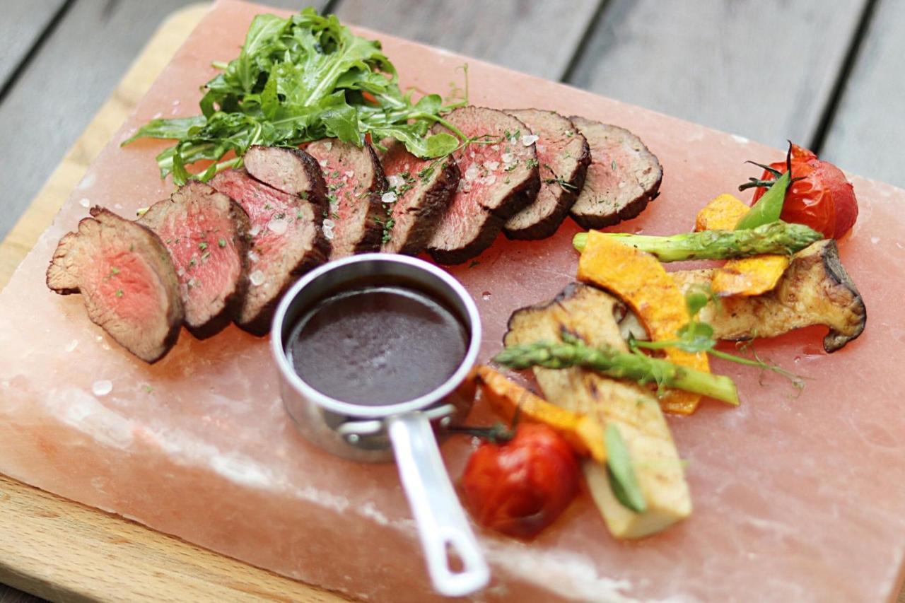 雅加达卡萨布兰卡温德姆酒店 外观 照片 A steak prepared on a Himalayan salt block