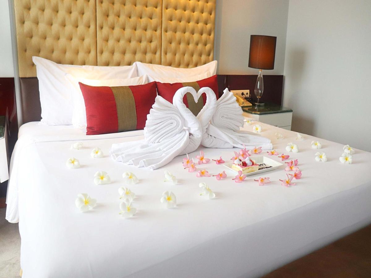 雅加达卡萨布兰卡温德姆酒店 外观 照片 A bed with a heart-shaped towel